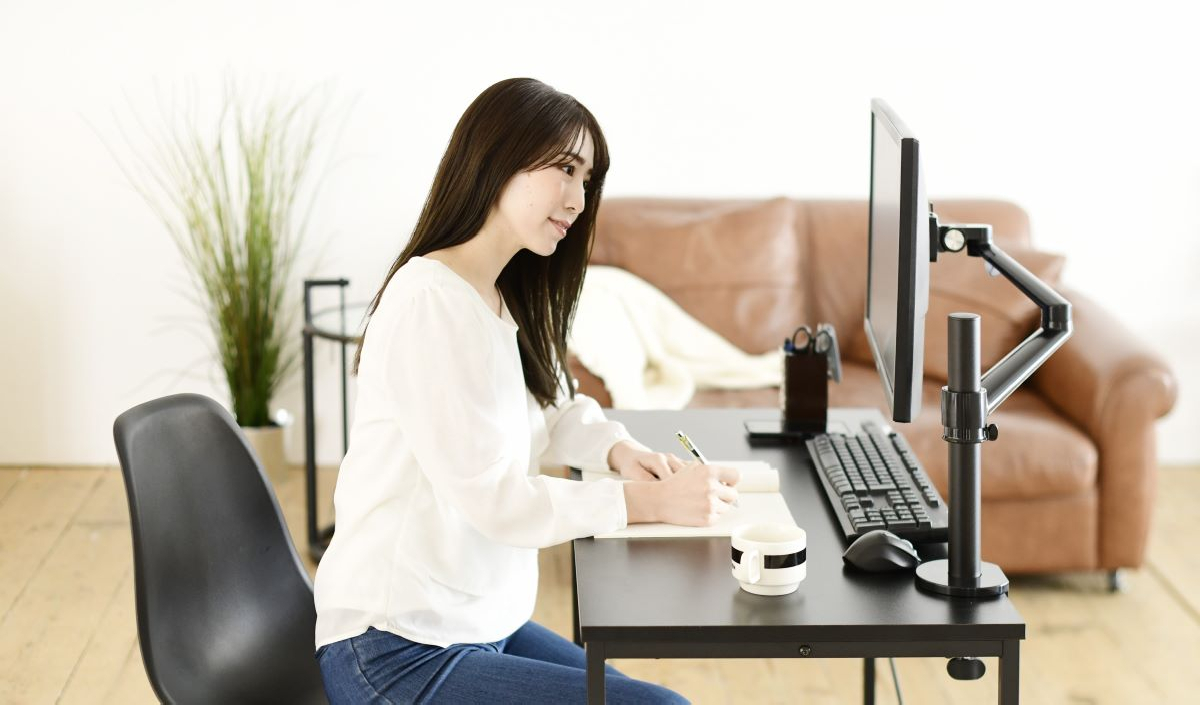 オフィスデスク＋モニターアーム 商品情報_モニターアーム | 山善の商品情報サイト | YAMAZEN BOOK