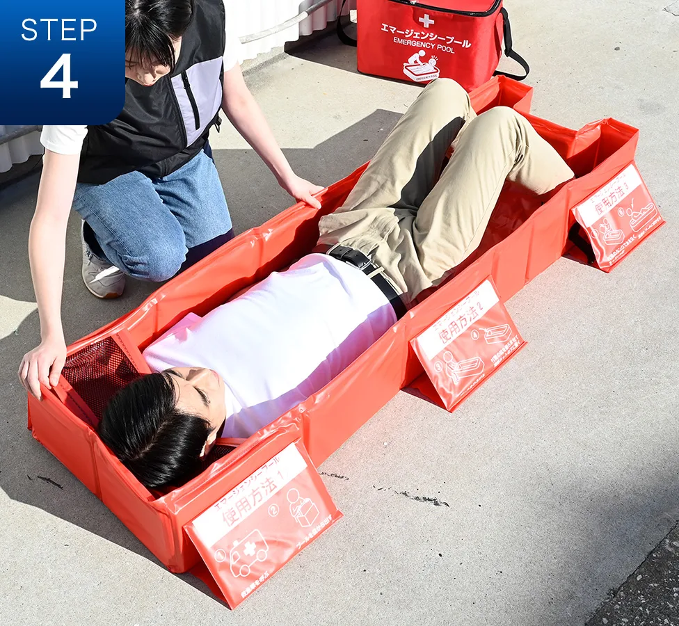 プールに寝かせて全身冷却している様子