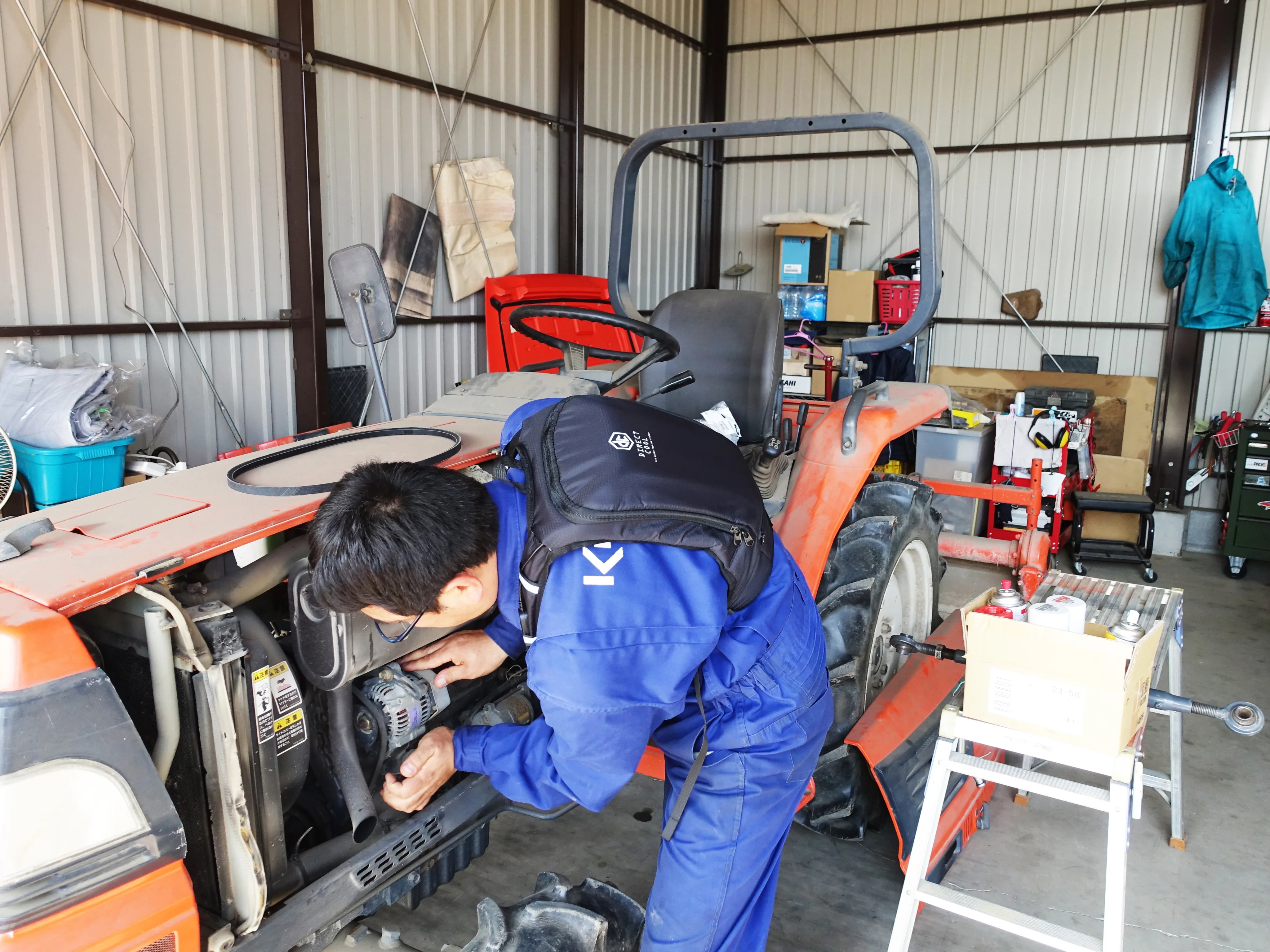 田んぼでの修理作業の様子