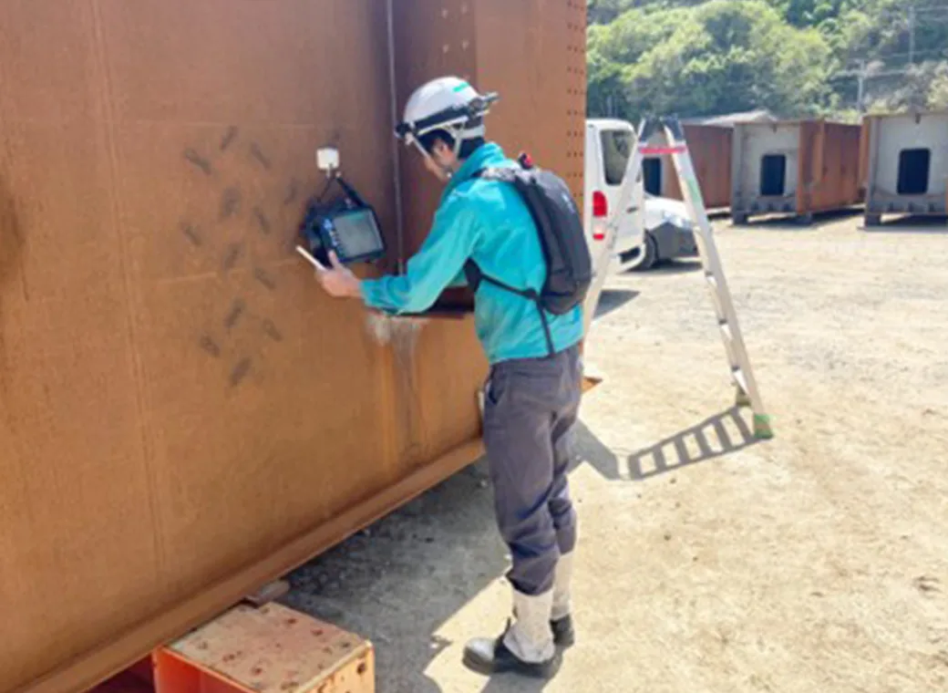 屋外設備の点検風景