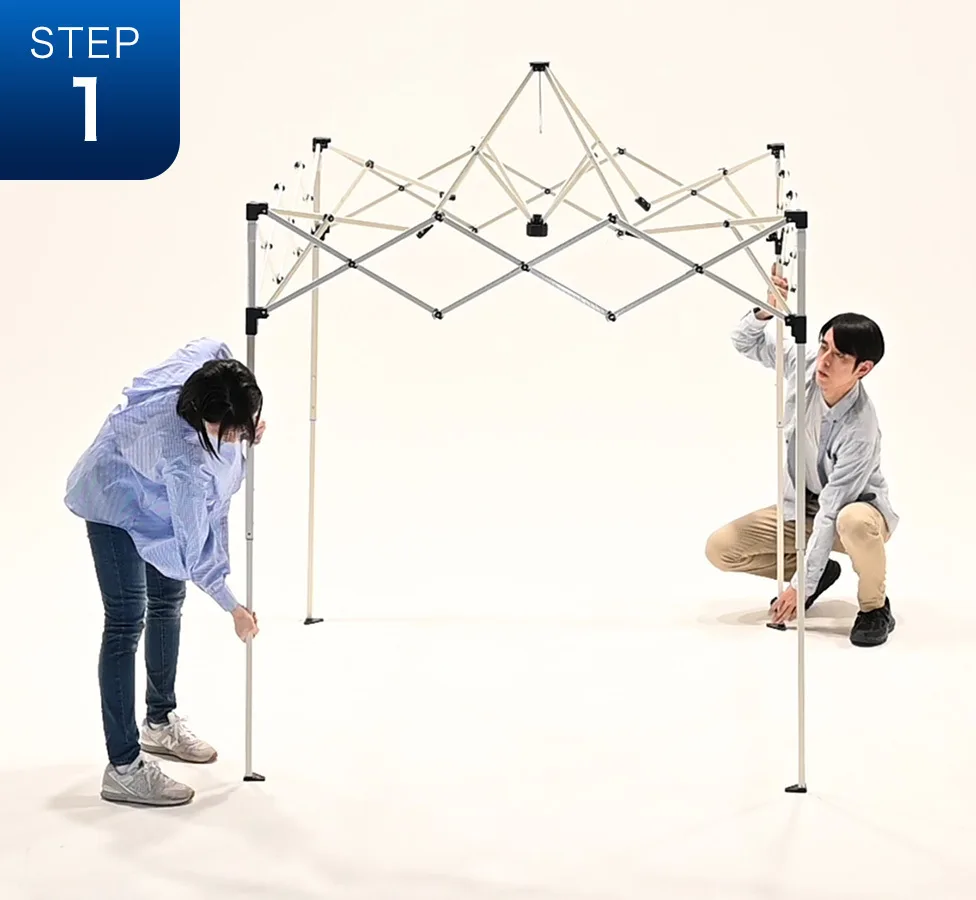 フレームを広げて頂点を持ち上げる様子