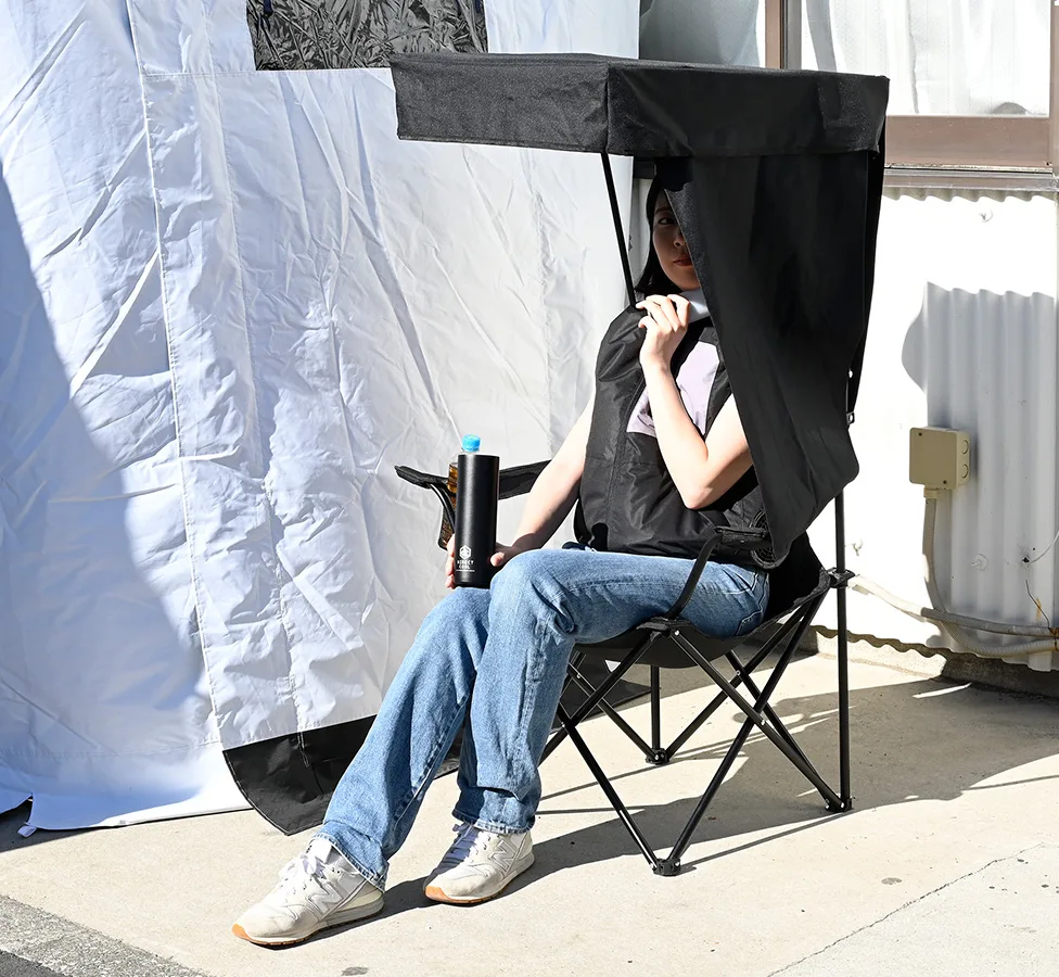 シェルター内で使えるシェード付きチェア