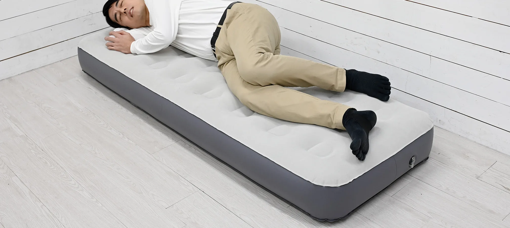 ハンディポンプ付きエアベッドで横になっている様子