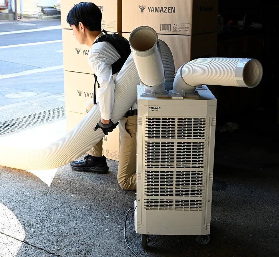 延長ダクトで屋外に排熱している様子